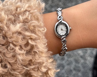 Oval Uhr in Silber: Minimalistisches Armband mit kleinem Zifferblatt, eleganter Schmuck, Geschenk zum Muttertag