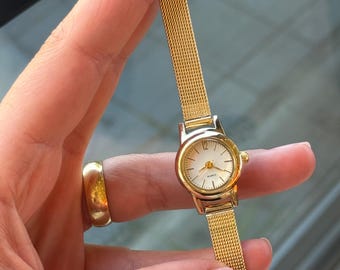 Reloj de pulsera de malla dorada para mujer, esfera pequeña, cuarzo, estilo minimalista, regalo para ella.