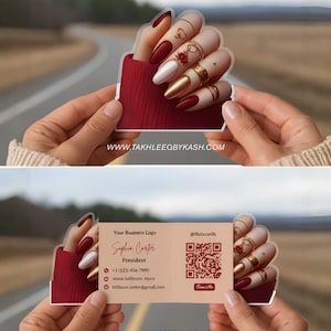 Könnte beinhalten: Eine Visitenkarte mit einer Hand mit langen, lackierten Nägeln in Rot, Weiß und Gold, verziert mit Ringen. Die Karte zeigt Kontaktinformationen, einen QR-Code und die Website www.takhleeqbykash.com.