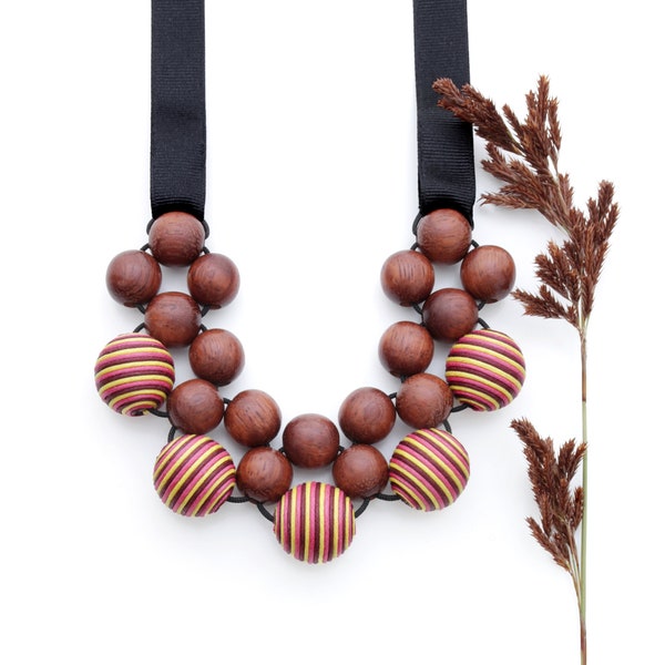 Collier tendance en bois épais avec perles à rayures jaunes, bordeaux et rouges, collier plastron en perles, collier de perles géométriques en bois