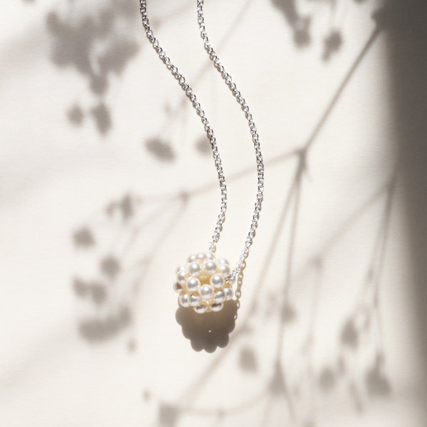 Collier boule de perles blanc crème tissé avec des perles Swarovski - Chaîne en argent sterling, élégant collier à pendentif grappe de perles pour tous les jours