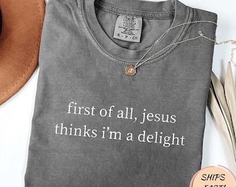Camiseta divertida "Primero que todo, Jesús piensa que soy una delicia"