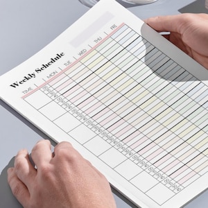 Könnte beinhalten: Ein weißer Wochenplan-Notizblock mit Rasterlayout, gehalten von Händen. Der Notizblock trägt den Titel "Weekly Schedule" und Spalten für jeden Wochentag. Das Raster ist in Zeitfenster unterteilt und in Pastelltönen gefärbt.