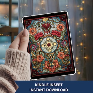 Op de afbeelding: Een Kindle-inzetstuk met een glas-in-lood ontwerp met rode, oranje en gele bloemen, tegen een turquoise en blauwe achtergrond. Het ontwerp bevat een centraal cirkelvormig element en de tekst "KINDLE INSERT INSTANT DOWNLOAD".