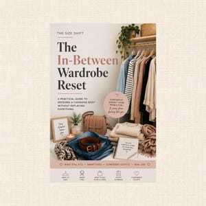Op de afbeelding: Een boekomslag getiteld The Size Shift: The In-Between Wardrobe Reset, met een kledingrek met hangers, een beige handtas, opgevouwen blauwe jeans met een bruine leren riem, een ingelijst bordje, een notitieboek en een sjaal op een witte ondergrond.