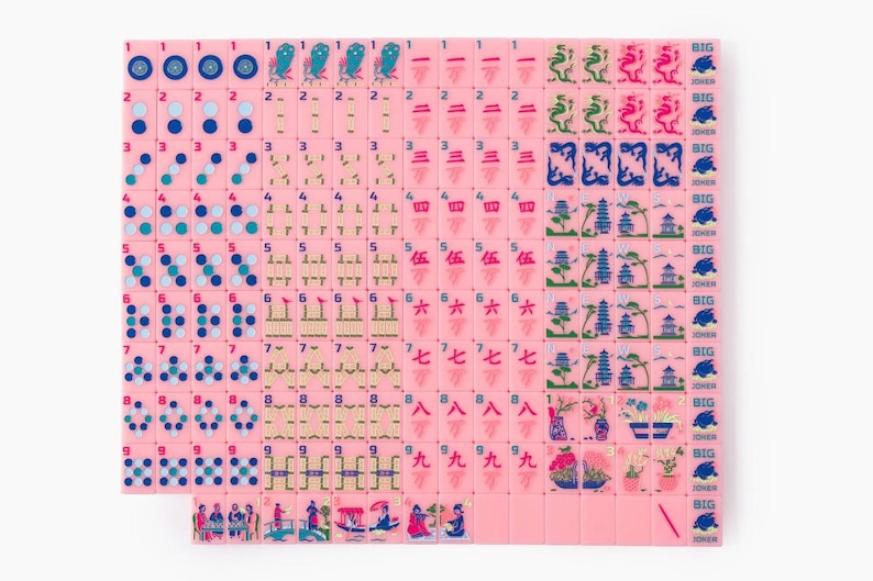 Puede incluir: Un juego completo de fichas de Mahjong rosas dispuestas en una cuadr&iacute;cula. Las fichas presentan dise&ntilde;os en tinta azul, verde y roja que incluyen n&uacute;meros, puntos, bamb&uacute;, dragones, vientos, flores y fichas de Big Joker.