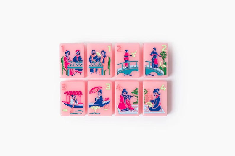 Puede incluir: Ocho fichas de mahjong rectangulares de color rosa dispuestas en dos filas. Cada ficha presenta una ilustraci&oacute;n colorida en relieve de figuras con vestimenta tradicional, incluyendo escenas con barcos, puentes y mesas, con los n&uacute;meros 1, 2, 3 o 4 en verde.