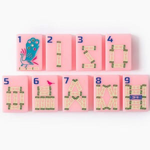 Puede incluir: Un conjunto de nueve fichas de mahjong rectangulares de color rosa dispuestas en dos filas. Cada ficha presenta un n&uacute;mero azul del uno al nueve en la esquina superior izquierda. Las fichas muestran ilustraciones de bamb&uacute;, un pavo real y un ave.