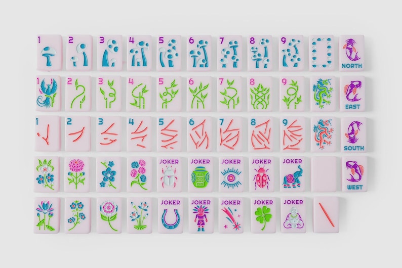 Puede incluir: Un conjunto de fichas de mahjong rectangulares con base de color rosa claro. Las fichas presentan dise&ntilde;os grabados coloridos que incluyen los n&uacute;meros del uno al nueve, marcadores direccionales North, East, South, West e iconos florales, animales y joker.