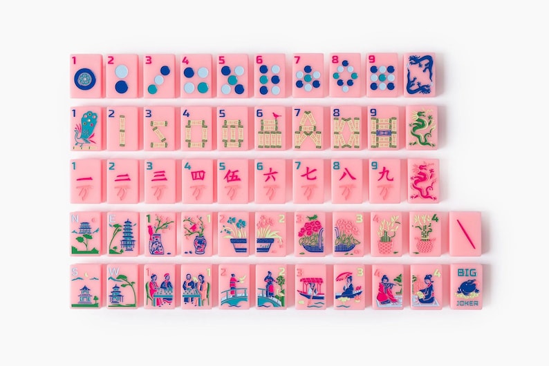 Puede incluir: Un conjunto de fichas de mahjong rectangulares de color rosa dispuestas en cinco filas. Las fichas presentan varias ilustraciones coloridas que incluyen n&uacute;meros, caracteres chinos, dragones, flores y escenas tradicionales. Una ficha tiene el texto BIG JOKER.