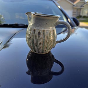 Vintage Clay Bay Pottery kan 2011 - Handgedraaide keramische melkkan uit een studio in Door County, Wisconsin, gesigneerd met J Gund Leaf Sgraffito steengoed.