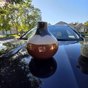 Vintage-Vase aus der Mitte des 20. Jahrhunderts im Studio-Keramikstil – Dreifarbige Tropfglasur – Geschwungene, bauchige Knospenvase, Ochsenblutrot, Rostweiß, Dunkelgrün