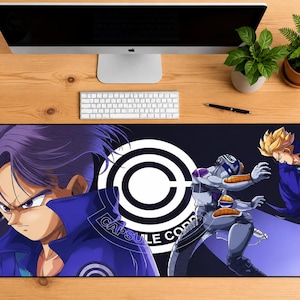 Peut inclure: Un tapis de bureau rectangulaire avec un fond bleu foncé et noir orné de personnages d'anime. À gauche, un personnage aux cheveux violets en veste bleue. À droite, un personnage robotique et un blond. Un logo Capsule Corp blanc est centré.