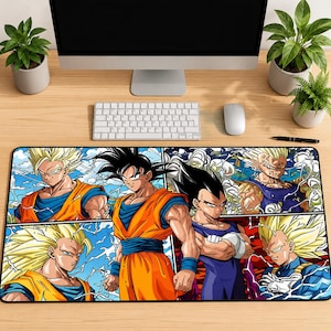 Puede incluir: Una alfombrilla de ratón rectangular con una colorida ilustración de estilo cómic de personajes de Dragon Ball Z. El diseño incluye múltiples paneles con personajes en varias poses, sobre un fondo azul y blanco. La alfombrilla está sobre un escritorio de madera.