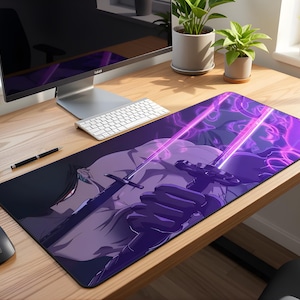 Puede incluir: Alfombrilla de ratón rectangular con una ilustración púrpura de estilo anime de un personaje sosteniendo dos espadas. El diseño incluye efectos de energía rosa neón. La alfombrilla está sobre un escritorio de madera con teclado, ratón y bolígrafo.