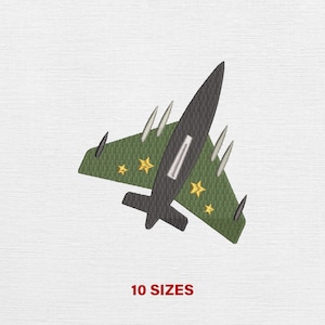 Op de afbeelding: Geborduurd ontwerp van een gestileerd vliegtuig in groen en zwart, met gele steraccenten. De tekst "10 MATEN" staat in het rood onderaan de afbeelding. Het ontwerp heeft een vleugelachtige vorm met meerdere spikes.