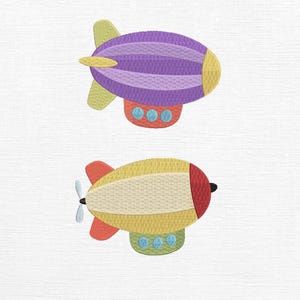 Puede incluir: Dos diseños de dirigibles coloridos. El dirigible superior es morado con detalles amarillos y verdes, y el inferior es amarillo y rojo con una hélice. Ambos tienen una apariencia texturizada sobre un fondo blanco.