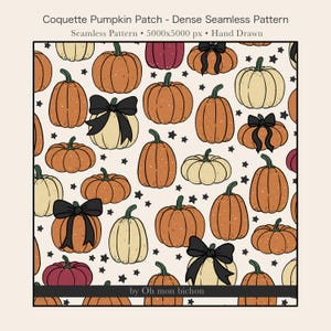 Peut inclure: Un motif répétitif de citrouilles dessinées à la main dans des tons orange, crème et rouge foncé sur fond clair, agrémenté de nœuds noirs et de petites étoiles noires. Le texte indique Coquette Pumpkin Patch - Dense Seamless Pattern.