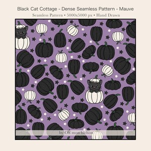 Peut inclure: Un motif numérique sans couture intitulé Black Cat Cottage présentant un fond mauve avec des citrouilles noires et blanches, de petites étoiles noires et des illustrations de chats noirs sortant de citrouilles blanches, dessinés à la main.