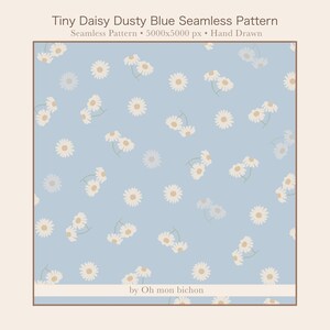 Peut inclure: Un motif sans couture avec un fond bleu clair parsemé de marguerites blanches. Les marguerites ont des centres jaunes et des tiges vertes. Le texte "Tiny Daisy Dusty Blue Seamless Pattern" est en haut, et "by Oh mon bichon" en bas.