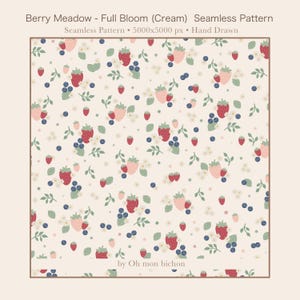 Peut inclure: Motif sans couture avec des fraises, des myrtilles et de petites fleurs blanches sur fond crème. Le motif comprend des feuilles vertes et est intitulé "Berry Meadow - Full Bloom (Cream) Seamless Pattern". Dessiné à la main.
