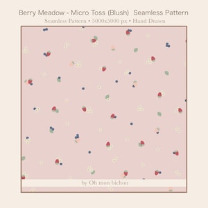 Peut inclure: Un motif sans couture intitulé "Berry Meadow - Micro Toss (Blush)" sur fond rose clair. Le motif présente des illustrations dispersées de fraises, de myrtilles et de petites fleurs blanches avec des feuilles vertes. Le texte "Hand Drawn" est inclus.