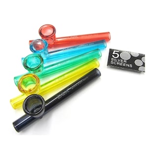 Op de afbeelding: Een verzameling kleurrijke glazen pijpen in rood, blauw, groen, geel en zwart. Elke pijp heeft een kom en een steel. Een klein pakje zilveren zeefjes is ook inbegrepen.