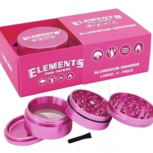 Puede incluir: Un molinillo de aluminio de color rosa brillante de cuatro piezas de Elements Pink Papers, presentado con su caja rosa a juego. El set incluye una tapa, una sección de triturado con dientes, un compartimento con malla, una base y un cepillo negro.