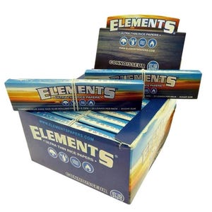 Può includere: Una scatola espositiva di cartine di riso ultrasottili Elements. La scatola è blu con testo bianco e un design a tramonto. Il marchio è ben visibile. Le singole confezioni sono fissate con elastici.