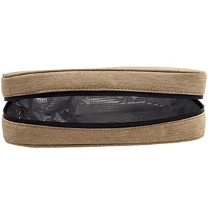 Pu&ograve; includere: Una custodia rettangolare color beige con una cerniera nera. La custodia &egrave; aperta, rivelando un interno nero. Il logo RAW &egrave; visibile in basso a sinistra. Le parole "Product images" sono in alto.