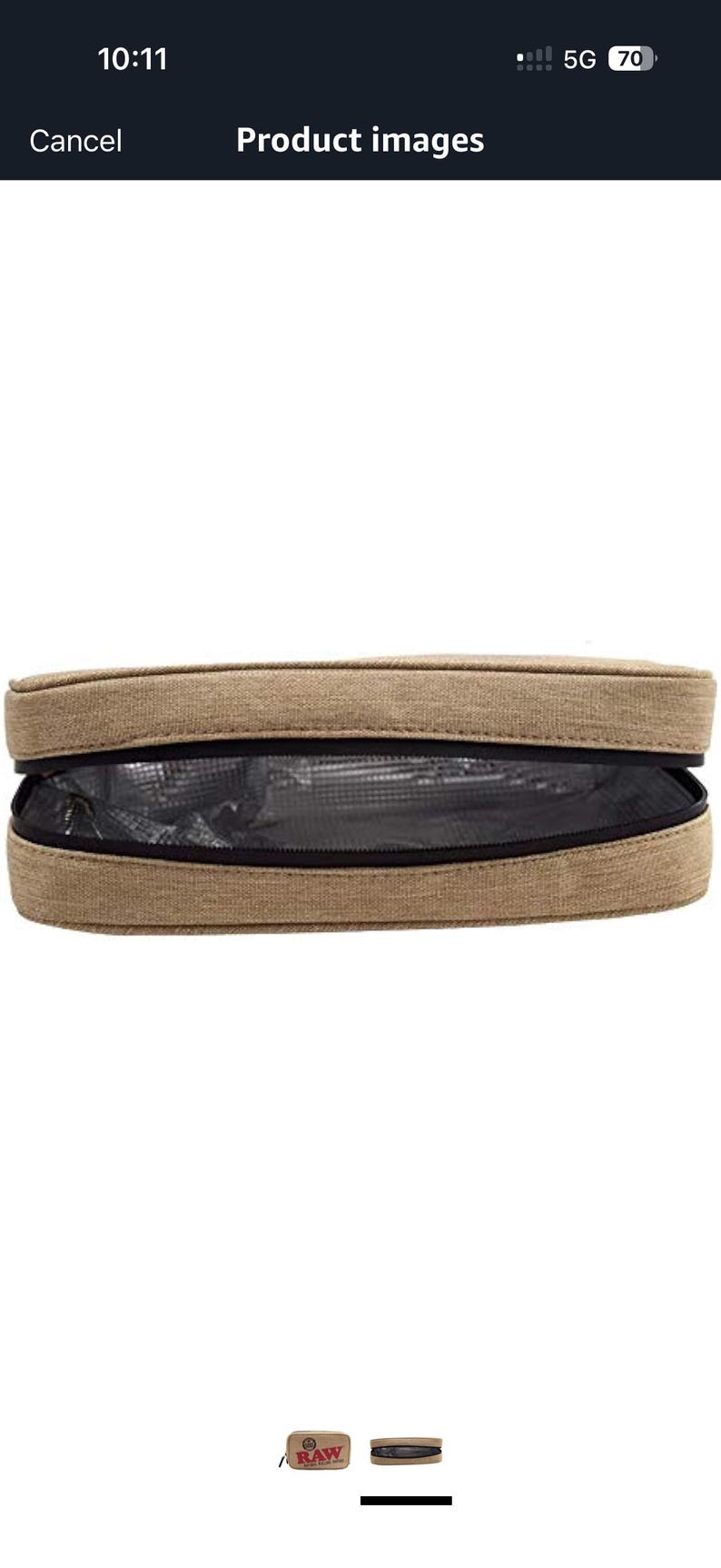 Pu&ograve; includere: Una custodia rettangolare color beige con una cerniera nera. La custodia &egrave; aperta, rivelando un interno nero. Il logo RAW &egrave; visibile in basso a sinistra. Le parole "Product images" sono in alto.