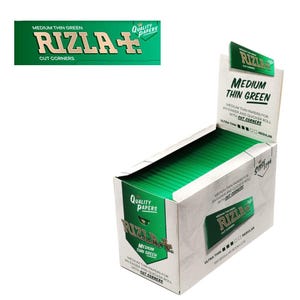 Peut inclure: Une boîte de feuilles à rouler "Rizla+" vert moyen fin. La boîte est blanche avec des accents et du texte verts, dont "Quality Papers", "Cut Corners" et "Medium Thin Green". La boîte est ouverte, révélant les feuilles vertes à l'intérieur.