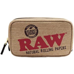 Pu&ograve; includere: Astuccio rettangolare beige con la scritta "RAW" in rosso e "NATURAL ROLLING PAPERS" sotto. Presenta una cerniera nera e un logo circolare con la scritta "AUTHENTIC PUREST NATURAL FIBERS UNREFINED".