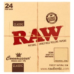 Puede incluir: Una caja de papel de liar RAW Classic. La caja es de color beige con texto rojo que dice "RAW" y "Natural Unrefined Rolling Papers". Tambi&eacute;n presenta el texto "Connoisseur Kingsize Slim + Tips" y "Purest Natural Gum". La caja contiene 24 papeles.