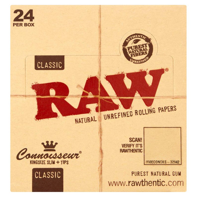 Puede incluir: Una caja de papel de liar RAW Classic. La caja es de color beige con texto rojo que dice "RAW" y "Natural Unrefined Rolling Papers". Tambi&eacute;n presenta el texto "Connoisseur Kingsize Slim + Tips" y "Purest Natural Gum". La caja contiene 24 papeles.
