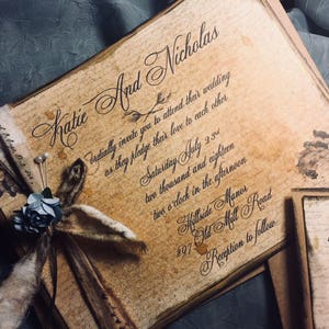 Invitación de boda rústica con temática de bosque: diseño botánico envejecido a mano.