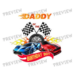 Könnte beinhalten: Grafikdesign mit einem blauen und roten Rennwagen, einem Reifen und Zielflaggen. Der Text lautet "DADDY of the BIRTHDAY BOY" mit Flammeneffekten. Das Design befindet sich auf weißem Hintergrund.