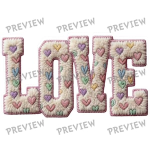 Könnte beinhalten: Ein aufgestickter Aufnäher mit dem Wort "LOVE". Die Buchstaben sind cremefarben mit rosa Umrandung und mit kleinen, bunten, gestickten Herzen verziert. Der Aufnäher hat eine flauschige Textur.