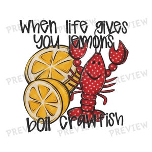 Puede incluir: Un diseño caprichoso con un cangrejo de río rojo con lunares y mitades de limón. El texto dice "When life gives you lemons boil crawfish". Ideal para decoración de cocina o ropa.