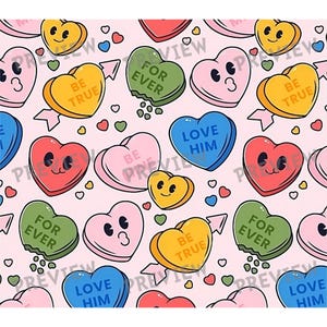 Könnte beinhalten: Ein sich wiederholendes Muster aus bunten Bonbonherzen mit Gesichtern und Botschaften wie "Be True" und "Love Him" auf hellrosa Hintergrund. Einige Herzen haben Pfeile, und kleine Herzformen sind verstreut.