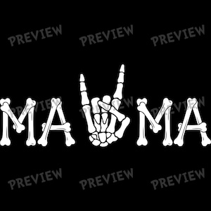 Può includere: Mano di scheletro bianca che fa un gesto rock and roll, con la parola "MA" su entrambi i lati della mano, e la parola "MA" sull'altro lato. Il testo è in un font a forma di osso, tutto su sfondo nero.
