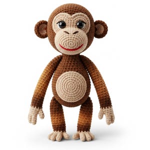 Könnte beinhalten: Ein handgehäkelter Affe in Braun- und Beigetönen. Der Affe hat ein hellbeige Gesicht, einen Bauch, Hände und Füße, mit einem roten, lächelnden Mund und großen schwarzen Augen. Die Arme und Beine haben einen braunen Farbverlauf.