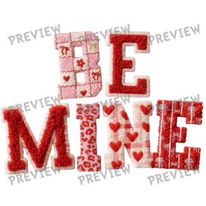 Könnte beinhalten: Der Satz "BE MINE" ist in dekorativen, strukturierten Buchstaben geschrieben. Die Buchstaben sind in Rot-, Rosa- und Weißtönen gehalten und weisen Muster wie Herzen, Schleifen und einen Leopardenprint auf. Die Buchstaben sind mit einer flauschigen Textur gestaltet.