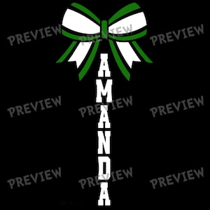 Könnte beinhalten: Ein schwarzes Grafikdesign mit einer Schleife in Weiß und Grün oben. Darunter steht der Name "AMANDA" in fetten, weißen Großbuchstaben. Das Design ist schlicht und ansprechend.