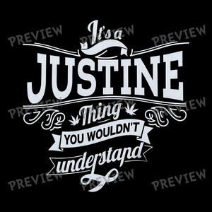 Puede incluir: Una taza de cerámica blanca con un asa negra y el texto "But First, Coffee" en negrita negra. La taza se encuentra sobre un fondo borroso, sugiriendo un ambiente acogedor.