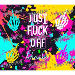 Könnte beinhalten: Ein Grafikdesign mit dem Text "JUST FUCK OFF" in weißen Blockbuchstaben und dem Wort "thanks" in neonblauer Schrift. Der Hintergrund ist schwarz mit Spritzern in Pink, Gelb und Türkis sowie Illustrationen von Skeletthänden.