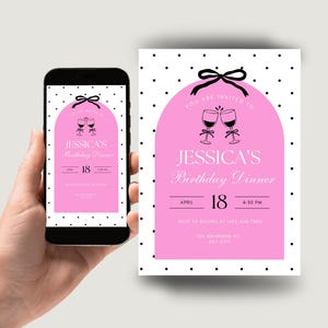 Op de afbeelding: Roze verjaardagsdiner uitnodiging met zwarte stippen en tekst. De uitnodiging op de telefoon en het papier luidt "Jessica's verjaardagsdiner" met datum en tijd. Het ontwerp bevat wijnglazen en een strik.