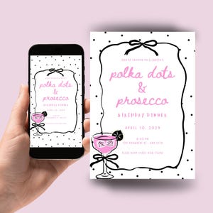 Può includere: Uno smartphone mostra un invito a pois rosa e neri con il testo "polka dots & prosecco" e un'illustrazione di cocktail. Una scheda di invito abbinata è accanto al telefono, entrambe su sfondo rosa.