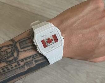 Reloj digital Casio F-91W "Canadá" - Blanco con bandera - Modificado a mano - Modificación personalizada