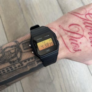 Casio F-91W "Night Pharaoh" - Svart & Gul Digitalklocka - Handmodifierad - Anpassad Modifiering